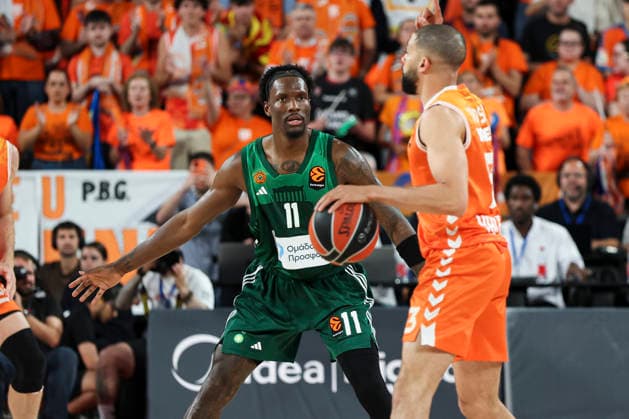 April 28, 2026, Valencia, Valencia, Spain: Nigel Hayes-Davis of Panathinaikos AKTOR Athens and Darius Thompson of Valencia Basket in action during the EuroLeague Play Off Game One match between Valencia Basket and Panathinaikos Aktor Athens at Roig Arena on April 28, 2026 in Valencia, Spain. Valencia Basket V Panathinaikos Aktor Athens - Euroleague 2025 2026 Play Off Game 1  - ZUMAa181 20260428_zaa_a181_450 Copyright: xIrinaxR.xHipolitox