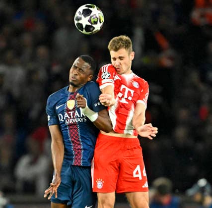 28 04 2026, Football UEFA Championsleague 2025 2026 semi-final first leg, Paris St Germain FC Bayern Munich, at Parc de Princes stadium in Paris France v l Willian Pacho FC Paris Saint Germain v Josip Stanisic Bayern Munich DFL and DFB regulations prohibit any use of photographs as image sequences and or quasi video