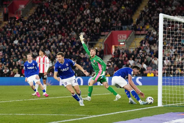 Southampton v Ipswich Town, Sky Bet Championship Southampton goalkeeper Daniel Peretz (41) reacts to Ipswich Town Jack Clarke™s goal 2-2 during the Southampton v Ipswich Town Sky Bet Championship match at St Mary s Stadium, Southampton, England on 28 April 2026 Credit: Robbie Hoad Every Second Media Editorial use only. All images are copyright Every Second Media Limited. No images may be reproduced without prior permission. All rights reserved. Premier League and Football League images are subject to licensing agreements with Football DataCo Limited. see https: www.football-dataco.com Copyright: xIMAGO EveryxSecondxMediax ESM-1952-0028 RobbiexHoadx xEveryxSecondxMediax