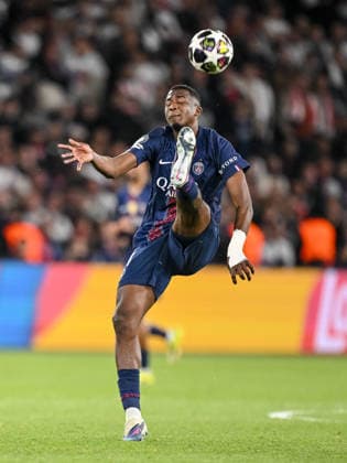 Willian Pacho Paris Saint Germain FC controls the Ball during the UEFA Champions League 2025 26 Semi Final First Leg match between Paris Saint Germain and FC Bayern München at Parc des Princes on April 28, 2026 in Paris, France Photo by Harry Langer DeFodi Images