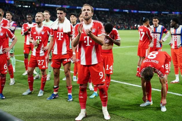 Harry Kane of Bayern Munich salutes the traveling fans at the end of the match Paris Saint-Germain v Bayern Munich, UEFA Champions League, Semi Final, First Leg, Football, Parc des Princes, Paris, France - 28 Apr 2026Paris Parc des Princes France EDITORIAL USE ONLY No use with unauthorised audio, video, data, fixture lists, club league logos or live services. Online in-match use limited to 120 images, no video emulation. No use in betting, games or single club league player publications. Copyright: xDavexWinter Shutterstockx 16847969dp