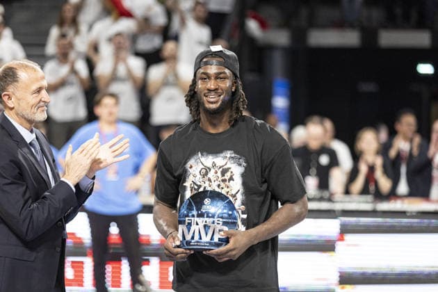 Cosea JL Bourg v Besiktas GAIN - EuroCup Final BOURGUE-EN-BRESSE, FRANCE - APRIL 28: Adam Mokoka of Cosea JL Bourg wins the MVP trophy at the end of the final EuroCup basketball match between Besiktas GAIN and Cosea JL Bourg at the Ekinox in Bourg-en-Bresse France on April 28, 2026. Elyxandro Cegarra Anadolu Bourg-en-Bresse France. Editorial use only. Please get in touch for any other usage.  Copyright: x2026xAnadoluxElyxandroxCegarrax