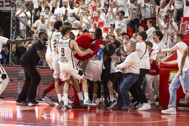 Cosea JL Bourg v Besiktas GAIN - EuroCup Final BOURGUE-EN-BRESSE, FRANCE - APRIL 28: Team JL Bourg celebrates after their victory of the final EuroCup basketball match between Besiktas GAIN and Cosea JL Bourg at the Ekinox in Bourg-en-Bresse France on April 28, 2026. Elyxandro Cegarra Anadolu Bourg-en-Bresse France. Editorial use only. Please get in touch for any other usage.  Copyright: x2026xAnadoluxElyxandroxCegarrax