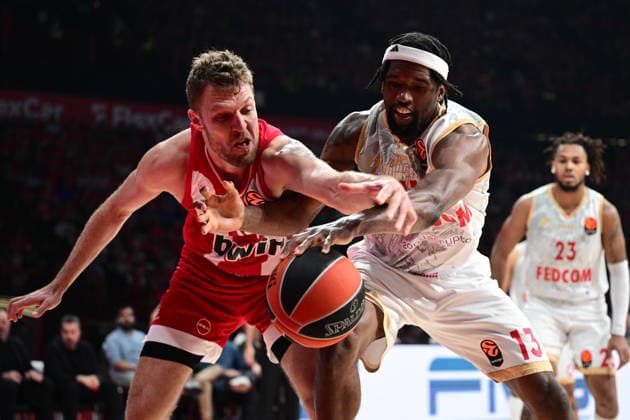 EuroLeague Basketball, Play Off Game 1, Olympiacos Piraeus vs AS Monaco - Sasha Vezenkov, 14 of Olympiacos Piraeus in action against Kevarrius Hayes, 13 of AS Monaco during the Euroleague Play Off Game 1 basketball match between Olympiacos Piraeus and Play Off Game 1 held at Peace and Friendship Stadium in Piraeus, Grecee, 28 April 2026. PIRAEUS Greece Copyright: xOnexInchxProductionsx 6952381
