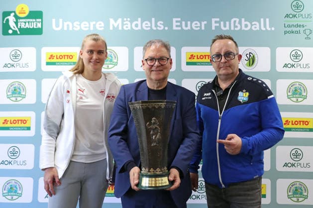 Präsentation neuer Sachsenpokal der Frauen; 28.04.2026 Von links: Celine Hauk (Co-Trainerin RB Leipzig II Frauen), Hermann Winkler (Präsident Sächsischer Fußball-Verband SFV, Präsident NOFV, Vize-Präsident DFB), Alexander Arnold (Chemnitzer FC CFC, Abteilungsleiter Frauen). Präsentation des neuen Sachsenpokals der Frauen und Vorschau auf den Finaltag der Frauen und Juniorinnen. Sportschule Egidius Braun , 28.04.2026 *** Presentation of the new Saxony Cup for women 28 04 2026 From left Celine Hauk Co Coach RB Leipzig II Women , Hermann Winkler President Saxon Football Association SFV, President NOFV, Vice President DFB , Alexander Arnold Chemnitzer FC CFC, Head of Womens Department Presentation of the new Saxony Cup for women and preview of the final day for women and juniors Egidius Braun Sports School , 28 04 2026 Copyright: xBEAUTIFULxSPORTS JanxKaeferx