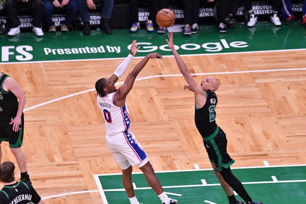 Boston Celtics vs Philadelphia 76ers - NBA, Basketball Herren, USA BOSTON, USA - APRIL 28: 76ers’ Tyrese Maxey (0) takes a shot during a match between the Boston Celtics face the Philadelphia 76ers in Game 5 of their first-round playoff series at TD Garden in Boston, Massachusetts on April 28, 2026. Joseph Prezioso Anadolu Massachusetts United States. Editorial use only. Please get in touch for any other usage.  Copyright: x2026xAnadoluxJosephxPreziosox