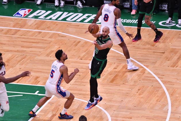 Boston Celtics vs Philadelphia 76ers - NBA, Basketball Herren, USA BOSTON, USA - APRIL 28: Celtics’ Derrick White (9) makes a pass during a match between the Boston Celtics face the Philadelphia 76ers in Game 5 of their first-round playoff series at TD Garden in Boston, Massachusetts on April 28, 2026. Joseph Prezioso Anadolu Massachusetts United States. Editorial use only. Please get in touch for any other usage.  Copyright: x2026xAnadoluxJosephxPreziosox