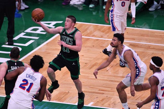 Boston Celtics vs Philadelphia 76ers - NBA, Basketball Herren, USA BOSTON, USA - APRIL 28: Celtics’ Payton Pritchard (11) goes for the net during a match between the Boston Celtics face the Philadelphia 76ers in Game 5 of their first-round playoff series at TD Garden in Boston, Massachusetts on April 28, 2026. Joseph Prezioso Anadolu Massachusetts United States. Editorial use only. Please get in touch for any other usage.  Copyright: x2026xAnadoluxJosephxPreziosox
