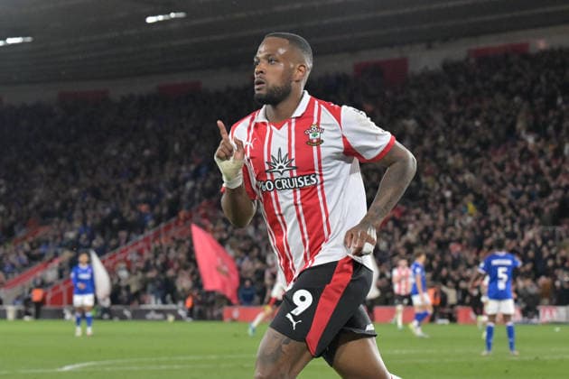 Southampton v Ipswich Town, EFL Sky Bet Championship Goal 2-1 - Cyle Larin (9) of Southampton celebrates scoring the second goal during the EFL Sky Bet Championship match between Southampton and Ipswich Town at the St Mary s Stadium, Southampton, UK on 28 April 2026. Southampton St Mary s Stadium Hampshire UK Editorial use only DataCo restrictions apply See www.football-dataco.com , Copyright: xGrahamxHuntx PSI-24166-0319