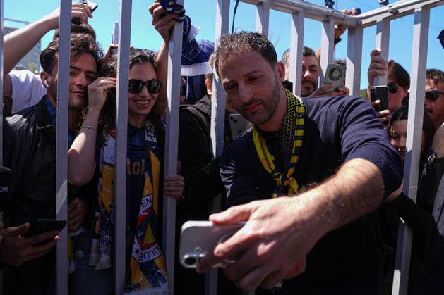 Fenerbahce fans bid farewell to Domenico Tedesco ISTANBUL, TURKIYE - APRIL 29: Fenerbahce s former head coach Domenico Tedesco meets with fans after the team parts ways in Istanbul, Turkiye on April 29, 2026. Adem Kutucu Anadolu Istanbul Turkey. Editorial use only. Please get in touch for any other usage.  Copyright: x2026xAnadoluxAdemxKutucux