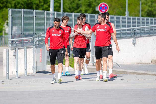 Soccer, Bundesliga, Men, Training SC Freiburg Europa Park Stadion, Sport, Europa Park Stadion, Lukas Kuebler SC Freiburg, 17 Christian Guenter SC Freiburg, 30 Vincenzo Grifo SC Freiburg, 32 Freiburg Europa Park Stadion Baden Württemberg Germany Copyright: xFINLEYxMÖRCHx