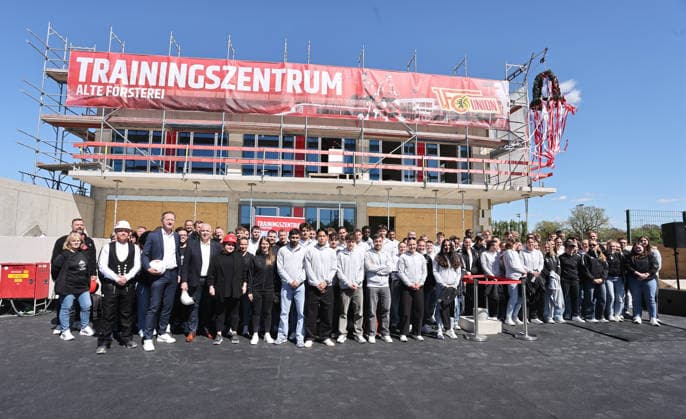 Gruppenfoto Frauen und Männermannschaft Pressetermin zum Richtfest Trainingszentrum Alte Försterei Fußball Fussball Bundesliga Herren DFL Saison 2025 2026 29.04.2026 1.FC Union Berlin FCU DFL regulations prohibit any use of photographs as image sequences and or quasi-video. *** Group photo womens and mens team Press event for the topping-out ceremony training center Alte Försterei Sport Football Soccer Bundesliga Men DFL Season 2025 2026 29 04 2026 1 FC Union Berlin FCU DFL regulations prohibit any use of photographs as image sequences and or quasi video