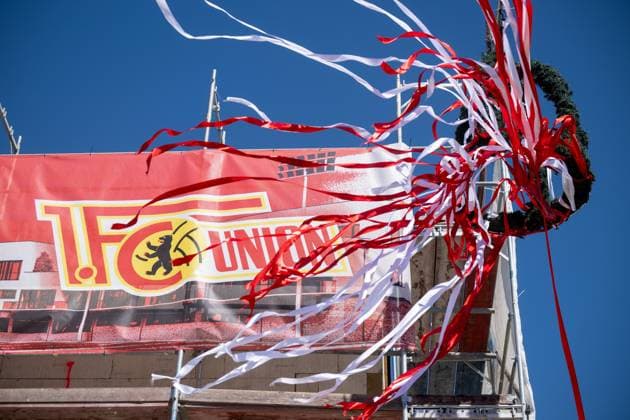 Fußball, Herren und Frauen, Saison 2025 2026, 1. Bundesliga, 1. FC Union Berlin, Richtfest für das zukünftige Funktionsgebäude der Frauen und Männer im Trainingszentrum Alte Försterei, im Bild: Richtkranz im Stadion An der Alten Försterei, 29.04. 2026, *** Soccer, men and women, 2025 2026 season, 1 Bundesliga, 1 FC Union Berlin, topping-out ceremony for the future functional building for men and women at the Alte Försterei training center, in the picture topping-out wreath in the stadium An der Alten Försterei, 29 04 2026, Copyright: xMatthiasxKochx