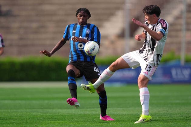 Atalanta™s Javison Idele fights for the ball with Juventus Francesco Verde during the Italian Cup Final Under 20 soccer match between Atalanta and Juventus at Arena Civica Stadium in Milan , north Italy - wednesday , April 29 , 2026. - Soccer .  Copyright: xSpada LaPressex