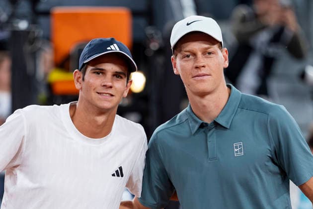 Mutua Madrid Open - Day Ten MADRID, SPAIN - APRIL 29: Jannik Sinner of Italy (R) and Rafael Jodar of Spain (L) poses for the official photo prior to the Men s Singles quarter-final match on day ten during the Mutua Madrid Open 2026 tournament celebrated at La Caja Magica on April 29, 2026 in Madrid, Spain. Madrid La Caja Magica Madrid Spain Copyright: xAlbertoxGardinx AGardin_20260429_Tennis_Madrid_Day10_0144
