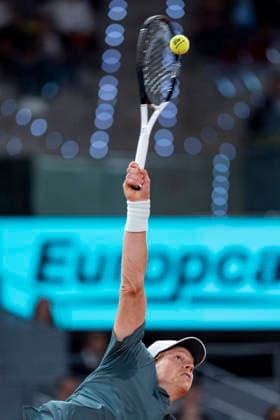 Mutua Madrid Open - Day Ten MADRID, SPAIN - APRIL 29: Jannik Sinner of Italy serves to Rafael Jodar of Spain during their Madrid Open quarter-final match during the Mutua Madrid Open 2026 tournament celebrated at La Caja Magica on April 29, 2026 in Madrid, Spain. Madrid La Caja Magica Madrid Spain Copyright: xAlbertoxGardinx AGardin_20260429_Tennis_Madrid_Day10_0149