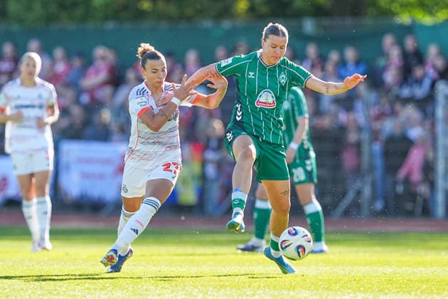 29 04 2026, xydrx, Women, Football, 1 Women Bundesliga, SV Werder Bremen FC Bayern Munich, Season 2025 2026, Stadium Platz 11 Arianna Caruso FC Bayern Munich, 27 in duel against Larissa Michelle Muehlhaus SV Werder Bremen, 7 DFB regulations prohibit any use of photographs as image sequences and or quasi video Copyright: HMBxMedia YannisxDreimann