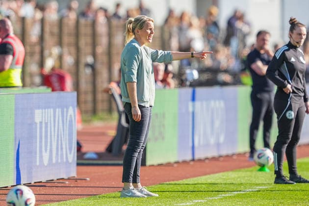 29 04 2026, xydrx, Frauen, Fußball, 1 Frauen Bundesliga, SV Werder Bremen FC Bayern München, Saison 2025 2026, Stadion Platz 11 Friederike Kromp Head Coach SV Werder Bremen Frauen gestikulierend DFB regulations prohibit any use of photographs as image sequences and or quasi video Copyright: HMBxMedia YannisxDreimann