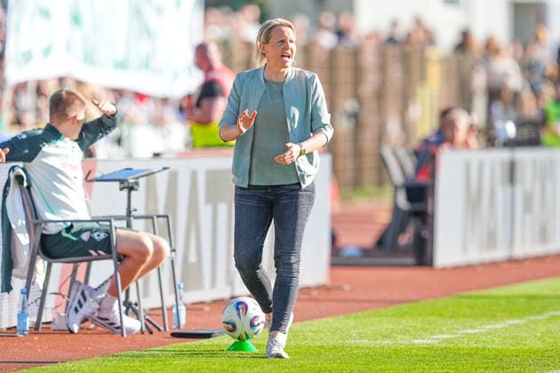 29 04 2026, xydrx, Frauen, Fußball, 1 Frauen Bundesliga, SV Werder Bremen FC Bayern München, Saison 2025 2026, Stadion Platz 11 Friederike Kromp Head Coach SV Werder Bremen Frauen gestikulierend DFB regulations prohibit any use of photographs as image sequences and or quasi video Copyright: HMBxMedia YannisxDreimann