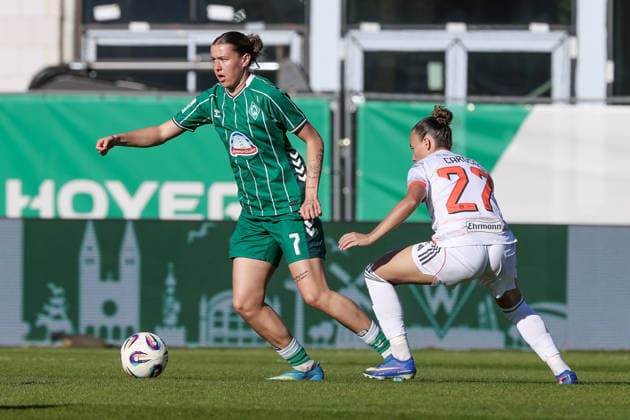 from left Larissa Mühlhaus SV Werder Bremen, 7 and Arianna Caruso FC Bayern München, 27 in a duel, dynamic, action, action, game scene, THE DFB REGULATIONS PROHIBIT ANY USE OF PHOTOGRAPHS AS IMAGE SEQUENCES AND OR QUASI VIDEO , 29 04 2026, Bremen Germany , Football, Google Pixel Womens Bundesliga, SV Werder Bremen FC Bayern Munich xobx