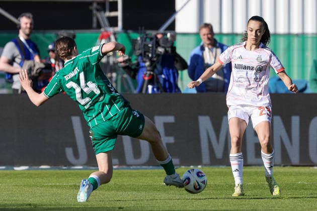 from left Lara Schmidt SV Werder Bremen, 24 and Natallia Padilla Bidas FC Bayern München, 23 in a duel, dynamic, action, action, game scene, THE DFB REGULATIONS PROHIBIT ANY USE OF PHOTOGRAPHS AS IMAGE SEQUENCES AND OR QUASI VIDEO , 29 04 2026, Bremen Germany , Football, Google Pixel Womens Bundesliga, SV Werder Bremen FC Bayern Munich xobx