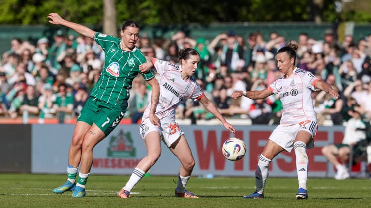 from left Larissa Mühlhaus SV Werder Bremen, 7 , Laila Portella FC Bayern München, 36 and Arianna Caruso FC Bayern München, 27 in duel, duel, dynamics, action, action, game scene, THE DFB REGULATIONS PROHIBIT ANY USE OF PHOTOGRAPHS AS IMAGE SEQUENCES AND OR QUASI VIDEO , 29 04 2026, Bremen Germany , Football, Google Pixel Womens Bundesliga, SV Werder Bremen FC Bayern Munich xobx