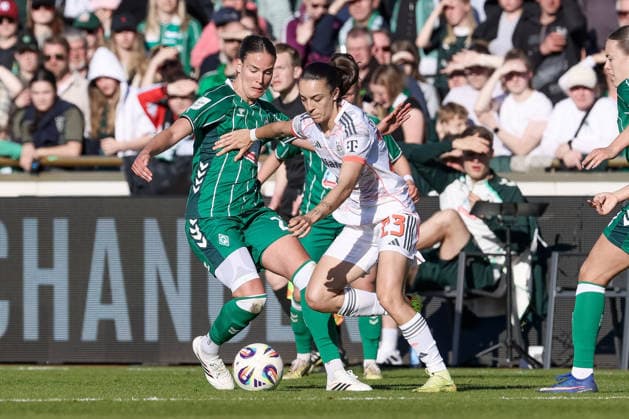 from left Hanna Nemeth SV Werder Bremen, 23 and Natallia Padilla Bidas FC Bayern München, 23 in a duel, dynamic, action, action, game scene, THE DFB REGULATIONS PROHIBIT ANY USE OF PHOTOGRAPHS AS IMAGE SEQUENCES AND OR QUASI VIDEO , 29 04 2026, Bremen Germany , Football, Google Pixel Womens Bundesliga, SV Werder Bremen FC Bayern Munich xobx
