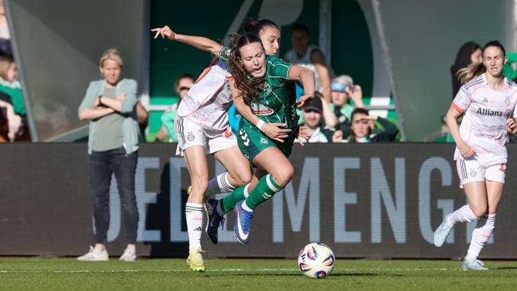 v.li.: Natallia Padilla-Bidas (FC Bayern München, 23) und Mara Alber (SV Werder Bremen, 37) im Zweikampf, Duell, Dynamik, Aktion, Action, Spielszene, DIE DFB-RICHTLINIEN UNTERSAGEN JEGLICHE NUTZUNG VON FOTOS ALS SEQUENZBILDER UND ODER VIDEOÄHNLICHE FOTOSTRECKEN. DFB REGULATIONS PROHIBIT ANY USE OF PHOTOGRAPHS AS IMAGE SEQUENCES AND OR QUASI-VIDEO., 29.04.2026, Bremen (Deutschland), Fussball, Google Pixel Frauen-Bundesliga, SV Werder Bremen - FC Bayern München *** from left Natallia Padilla Bidas FC Bayern München, 23 and Mara Alber SV Werder Bremen, 37 in a duel, dynamic, action, action, game scene, THE DFB REGULATIONS PROHIBIT ANY USE OF PHOTOGRAPHS AS IMAGE SEQUENCES AND OR QUASI VIDEO , 29 04 2026, Bremen Germany , Football, Google Pixel Womens Bundesliga, SV Werder Bremen FC Bayern Munich xobx