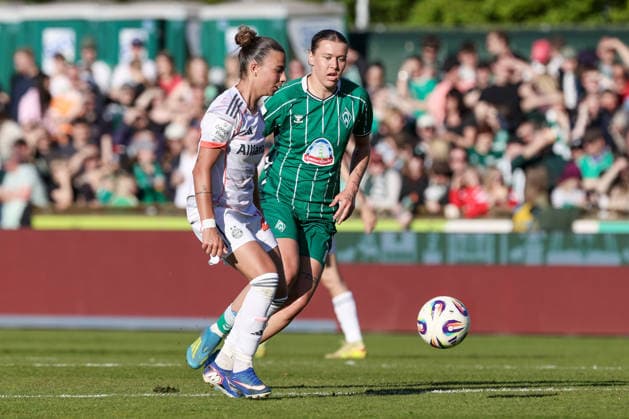 from left Arianna Caruso FC Bayern Munich, 27 and Larissa Mühlhaus SV Werder Bremen, 7 in a duel, dynamic, action, action, game scene, THE DFB REGULATIONS PROHIBIT ANY USE OF PHOTOGRAPHS AS IMAGE SEQUENCES AND OR QUASI VIDEO , 29 04 2026, Bremen Germany , Football, Google Pixel Womens Bundesliga, SV Werder Bremen FC Bayern Munich xobx