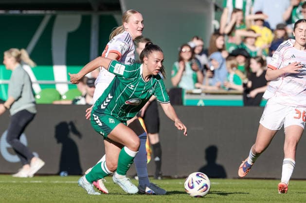 from left Luzie Zähringer FC Bayern Munich, 33 and Maja Sternad SV Werder Bremen, 11 in a duel, dynamic, action, action, game scene, THE DFB REGULATIONS PROHIBIT ANY USE OF PHOTOGRAPHS AS IMAGE SEQUENCES AND OR QUASI VIDEO , 29 04 2026, Bremen Germany , Football, Google Pixel Womens Bundesliga, SV Werder Bremen FC Bayern Munich xobx