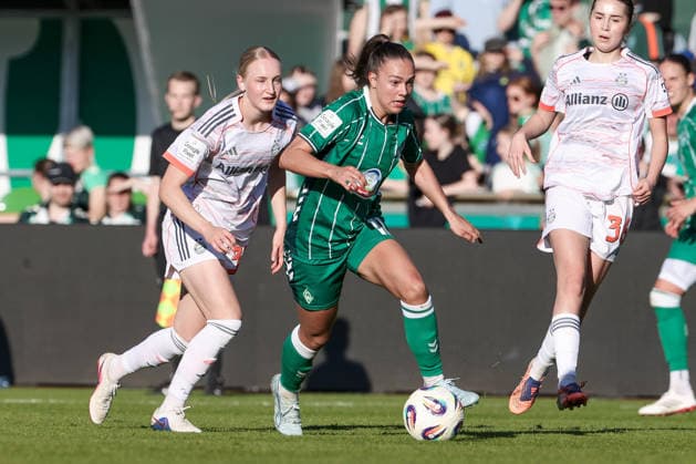 from left Luzie Zähringer FC Bayern Munich, 33 and Maja Sternad SV Werder Bremen, 11 in a duel, dynamic, action, action, game scene, THE DFB REGULATIONS PROHIBIT ANY USE OF PHOTOGRAPHS AS IMAGE SEQUENCES AND OR QUASI VIDEO , 29 04 2026, Bremen Germany , Football, Google Pixel Womens Bundesliga, SV Werder Bremen FC Bayern Munich xobx