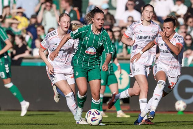 from left Luzie Zähringer FC Bayern Munich, 33 , Maja Sternad SV Werder Bremen, 11 and Arianna Caruso FC Bayern Munich, 27 in duel, duel, dynamics, action, action scene, THE DFB REGULATIONS PROHIBIT ANY USE OF PHOTOGRAPHS AS IMAGE SEQUENCES AND OR QUASI VIDEO , 29 04 2026, Bremen Germany , Football, Google Pixel Womens Bundesliga, SV Werder Bremen FC Bayern Munich xobx