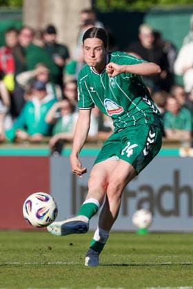 Lara Schmidt SV Werder Bremen, 24 on the ball, cropped image, single image, full body, action, action, match scene, THE DFB GUIDELINES PROHIBIT ANY USE OF PHOTOGRAPHS AS IMAGE SEQUENCES AND OR QUASI VIDEO DFB REGULATIONS PROHIBIT ANY USE OF PHOTOGRAPHS AS IMAGE SEQUENCES AND OR QUASI VIDEO , 29 04 2026, Bremen Germany , Soccer, Google Pixel Womens Bundesliga, SV Werder Bremen FC Bayern Munich xobx