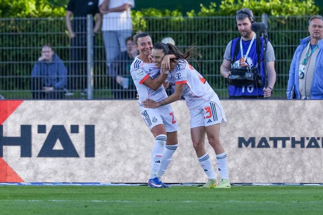 from left Arianna Caruso FC Bayern München, 27 and goal scorer Natallia Padilla Bidas FC Bayern München, 23 with goal celebration, cheering, jubilant, optimistic, game scene, highlight, joy about the goal to 0 1, THE DFB REGULATIONS PROHIBIT ANY USE OF PHOTOGRAPHS AS IMAGE SEQUENCES AND OR QUASI VIDEO , 29 04 2026, Bremen Germany , Football, Google Pixel Womens Bundesliga, SV Werder Bremen FC Bayern Munich xobx