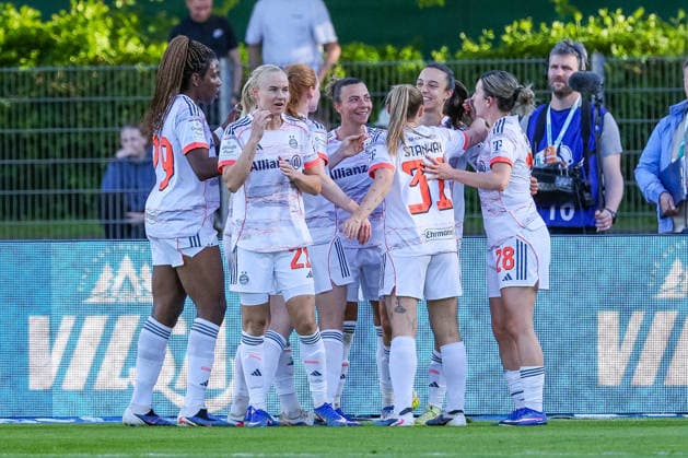 Players of FC Bayern Munich with goal celebration, cheering, jubilant, optimistic, game scene, highlight, joy about the goal to 0 1, THE DFB REGULATIONS PROHIBIT ANY USE OF PHOTOGRAPHS AS IMAGE SEQUENCES AND OR QUASI VIDEO , 29 04 2026, Bremen Germany , Football, Google Pixel Womens Bundesliga, SV Werder Bremen FC Bayern Munich xobx
