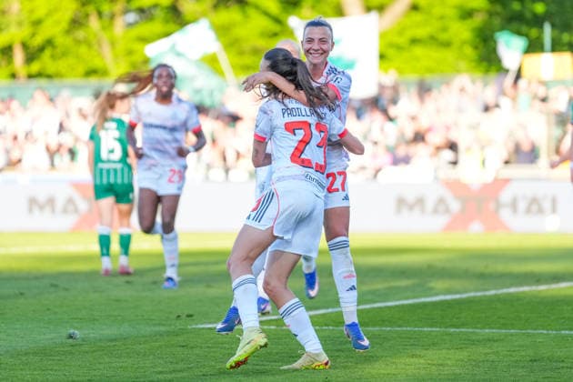 29 04 2026, xydrx, Women, Soccer, 1 Women Bundesliga, SV Werder Bremen FC Bayern München, Season 2025 2026, Stadium Platz 11 Goal celebration after the goal to 1 0 for FC Bayern München by scorer Natalia Padilla Bidas FC Bayern München, 23 together with Arianna Caruso FC Bayern München, 27 DFB regulations prohibit any use of photographs as image sequences and or quasi video Copyright: HMBxMedia YannisxDreimann
