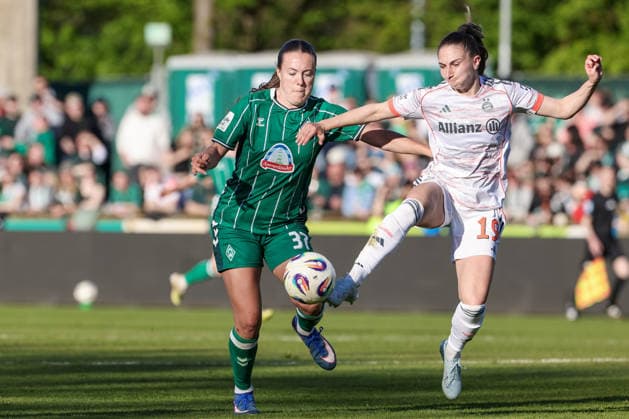 from left Mara Alber SV Werder Bremen, 37 and Katharina Naschenweng FC Bayern München, 19 in a duel, dynamic, action, action, game scene, THE DFB REGULATIONS PROHIBIT ANY USE OF PHOTOGRAPHS AS IMAGE SEQUENCES AND OR QUASI VIDEO , 29 04 2026, Bremen Germany , Football, Google Pixel Womens Bundesliga, SV Werder Bremen FC Bayern Munich xobx