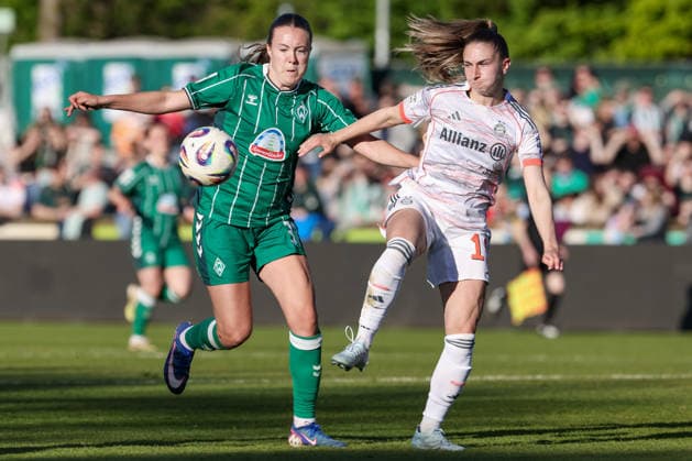 from left Mara Alber SV Werder Bremen, 37 and Katharina Naschenweng FC Bayern München, 19 in a duel, dynamic, action, action, game scene, THE DFB REGULATIONS PROHIBIT ANY USE OF PHOTOGRAPHS AS IMAGE SEQUENCES AND OR QUASI VIDEO , 29 04 2026, Bremen Germany , Football, Google Pixel Womens Bundesliga, SV Werder Bremen FC Bayern Munich xobx