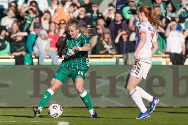 v li Lena Petermann SV Werder Bremen, 20 and db03 in duel, duel, dynamics, action, action scene, THE DFB GUIDELINES PROHIBIT ANY USE OF PHOTOGRAPHS AS IMAGE SEQUENCES AND OR QUASI VIDEO DFB REGULATIONS PROHIBIT ANY USE OF PHOTOGRAPHS AS IMAGE SEQUENCES AND OR QUASI VIDEO , 29 04 2026, Bremen Germany , Soccer, Google Pixel Womens Bundesliga, SV Werder Bremen FC Bayern Munich xobx