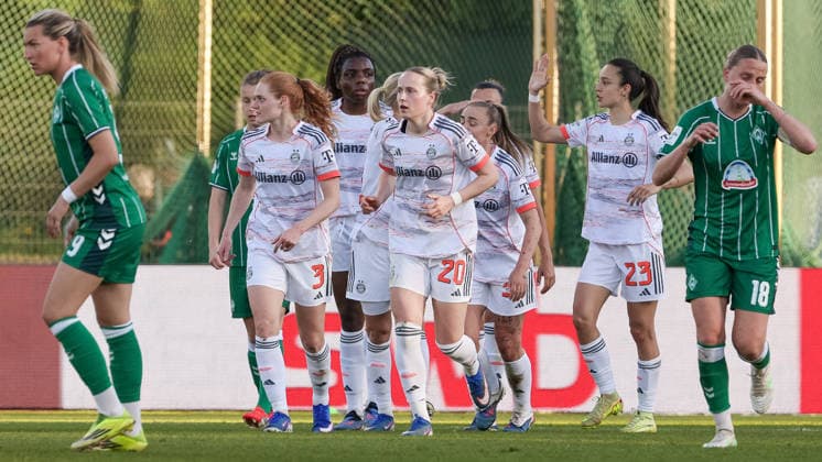 Players of FC Bayern Munich with goal celebration, cheering, jubilant, optimistic, game scene, highlight, joy about the goal to 0 2, THE DFB REGULATIONS PROHIBIT ANY USE OF PHOTOGRAPHS AS IMAGE SEQUENCES AND OR QUASI VIDEO , 29 04 2026, Bremen Germany , Football, Google Pixel Womens Bundesliga, SV Werder Bremen FC Bayern Munich xobx