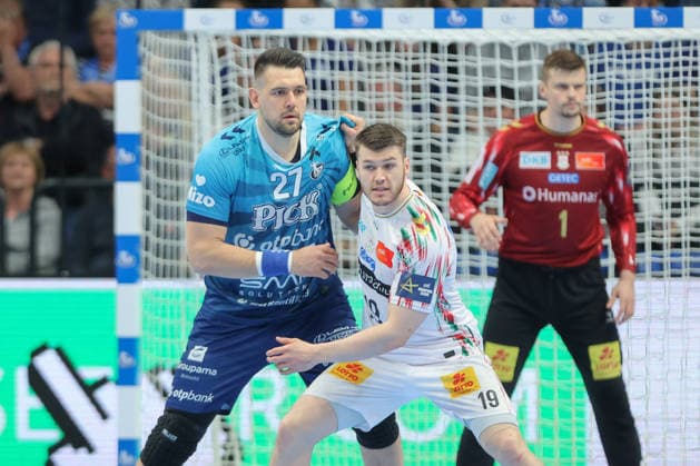 29 04 2026, xtgx, Handball, EHF Champions League 1 4 Final, Pick Szeged SC Magdeburg v l Bence Banhidi Szeged Elvar Orn Jonsson Magdeburg, 19 duel, duel, fight, tackle Szegend