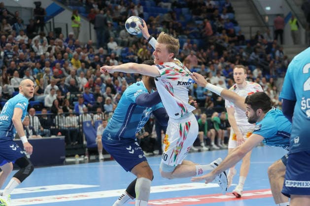 29 04 2026, xtgx, Handball, EHF Champions League 1 4 Final, Pick Szeged SC Magdeburg v l Gisli Thorgeir Kristjansson Magdeburg, 10 throws goal, goal scorer, scores goal, scores the goal Szegend