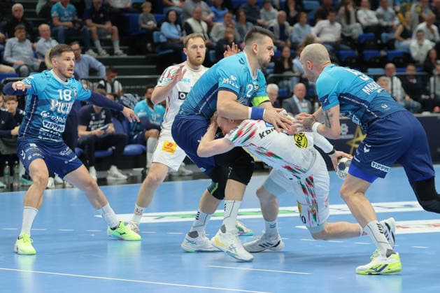 29 04 2026, xtgx, Handball, EHF Champions League 1 4 Final, Pick Szeged SC Magdeburg v l Bence Bahindi Szeged , Gisli Thorgeir Kristjansson Magdeburg, 10 duel, duel, fight, tackle Szegend