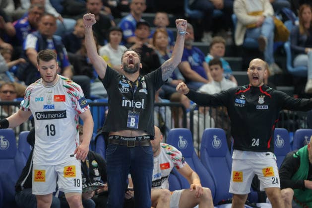 29 04 2026, xtgx, Handball, EHF Champions League 1 4 Final, Pick Szeged SC Magdeburg v l Bennet Wiegert Magdeburg, Trainer Jubel, Torjubel, jubelt ueber das Tor, celebrate the goal, celebration Szegend