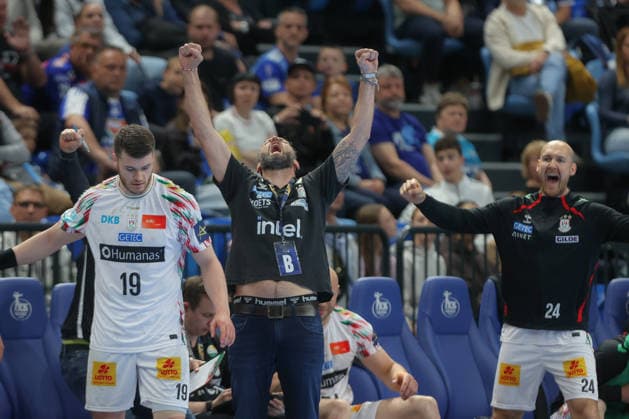 29 04 2026, xtgx, Handball, EHF Champions League 1 4 Final, Pick Szeged SC Magdeburg v l Bennet Wiegert Magdeburg, Trainer Jubel, Torjubel, jubelt ueber das Tor, celebrate the goal, celebration Szegend