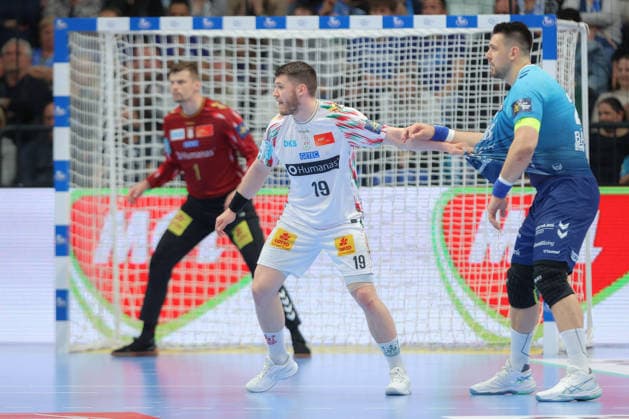 29 04 2026, xtgx, Handball, EHF Champions League 1 4 Final, Pick Szeged SC Magdeburg v l Elvar Orn Jonsson Magdeburg, 19 , Bence Bahindi Szeged duel, duel, fight, tackle Szegend