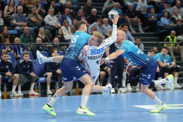 29 04 2026, xtgx, Handball, EHF Champions League 1 4 Final, Pick Szeged SC Magdeburg v l Marin Jelinic Szeged, 18 , Gisli Thorgeir Kristjansson Magdeburg, 10 duel, duel, fight, tackle Szegend