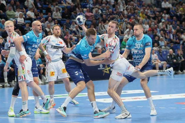 29 04 2026, xtgx, Handball, EHF Champions League 1 4 Final, Pick Szeged SC Magdeburg v l Kornel Lukacs Szeged Felix Claar Magdeburg, 7 duel, duel, fight, tackle Szegend