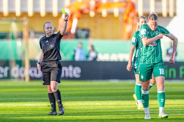 29 04 2026, xydrx, Women, Football, 1 Women Bundesliga, SV Werder Bremen FC Bayern Munich, Season 2025 2026, Stadium Place 11 Lara Wolf Referee shows Lina Hausicke SV Werder Bremen, 18 the yellow card DFB regulations prohibit any use of photographs as image sequences and or quasi video Copyright: HMBxMedia YannisxDreimann