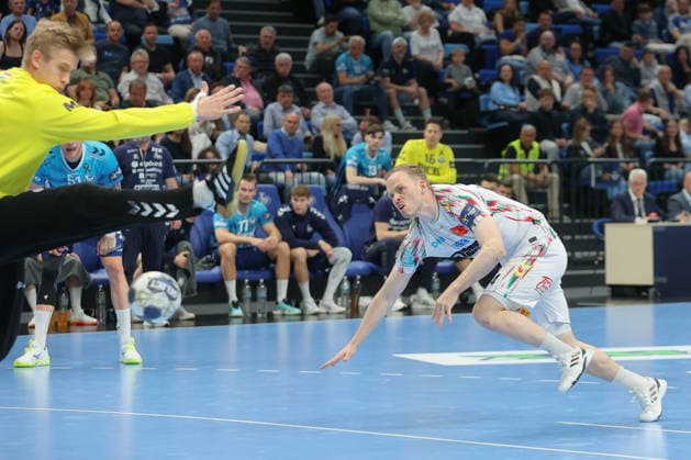 29 04 2026, xtgx, Handball, EHF Champions League 1 4 Final, Pick Szeged SC Magdeburg v l Tobias Thulin Szeged, 12 Omar Ingi Magnusson Magdeburg, 14 Parade, holds the ball, catches the ball, parries seven-meter Szegend